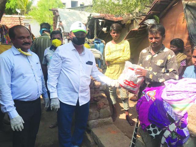 ಮನೆ-ಮನೆಗೆ ದಿನಸಿ ಕಿಟ್ ವಿತರಣೆ